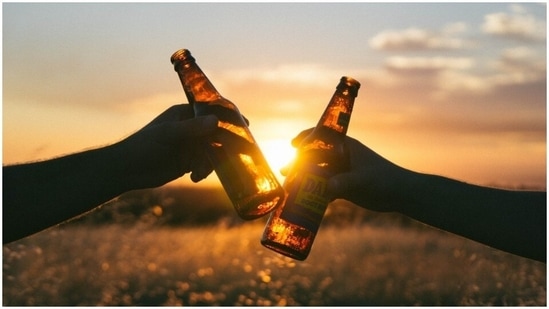 Social network's relation to binge drinking among adults (Unsplash) Social network's relation to binge drinking among adults (Unsplash)