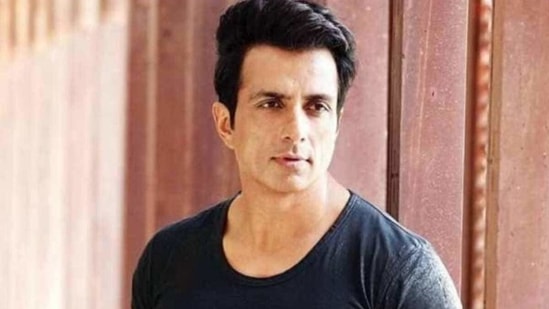 Sonu Sood has condoled the death of a critically ill Covid-19 patient.