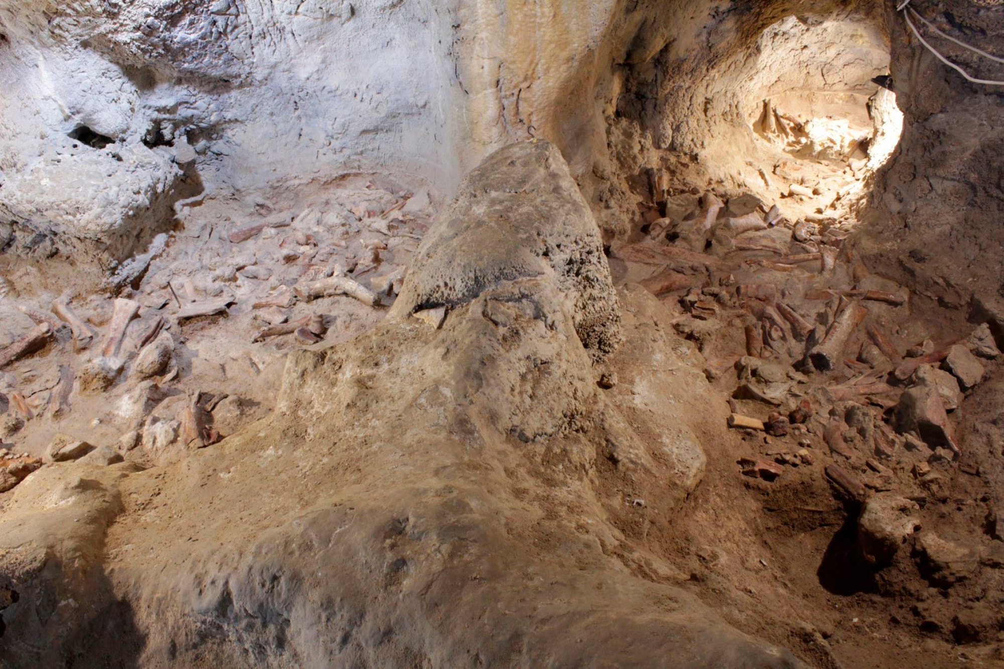 Esta imagem divulgada pelo Ministério da Cultura da Itália mostra uma caverna perto de Roma onde foram descobertos fósseis. (AP)