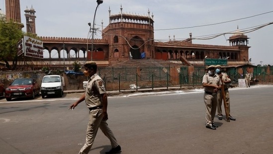 Policemen stand in front of Jama Masjid on the last Friday of the holy fasting month of Ramadan, during a lockdown to limit the spread of the coronavirus disease (Covid-19), in the old quarters of Delhi, India, May 7, 2021. (Reuters)