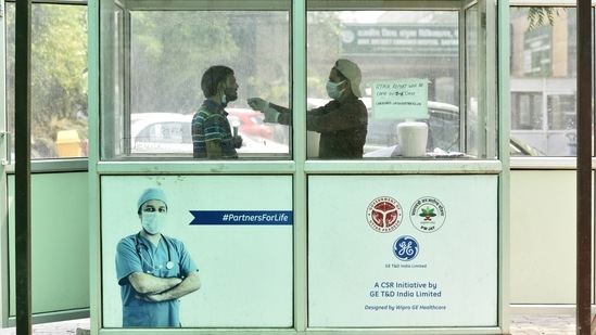Gautam Buddh Nagar recorded 940 new cases and Ghaziabad logged 578 new cases in 24 hours. In picture - A health worker collects a swab sample for Covid-19 test in Noida. (HT Photo) Gautam Buddh Nagar recorded 940 new cases and Ghaziabad logged 578 new cases in 24 hours. In picture - A health worker collects a swab sample for Covid-19 test in Noida. (HT Photo)