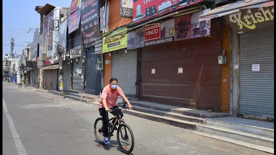Closed shops at Ghumar Mandi in Ludhiana on Sunday. (Harsimar Pal Singh/HT) Closed shops at Ghumar Mandi in Ludhiana on Sunday. (Harsimar Pal Singh/HT)