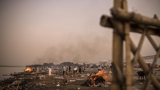 Two bodies were partially burnt, police said on Sunday. In picture - Funeral pyres burn, amid mass cremations of Covid-19 fatalities, on the banks of the Yamuna river.(Bloomberg | Representational image) Two bodies were partially burnt, police said on Sunday. In picture - Funeral pyres burn, amid mass cremations of Covid-19 fatalities, on the banks of the Yamuna river.(Bloomberg | Representational image)