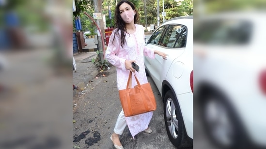 To add a pop of colour to her attire, she carried a tan tote bag. We are a fan of this look.(Varinder Chawla)