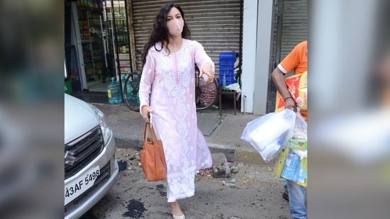 The Tandav actor completed her ensemble with a pair of white mojaris that featured mirror work. (Varinder Chawla) The Tandav actor completed her ensemble with a pair of white mojaris that featured mirror work. (Varinder Chawla)