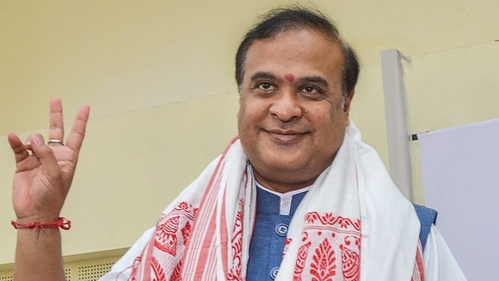 BJP's chief minister-designate Himanta Biswa Sarma flashes victory sign after being elected party's Legislative party leader during a BJP Legislative party meeting in Guwahati.(PTI)