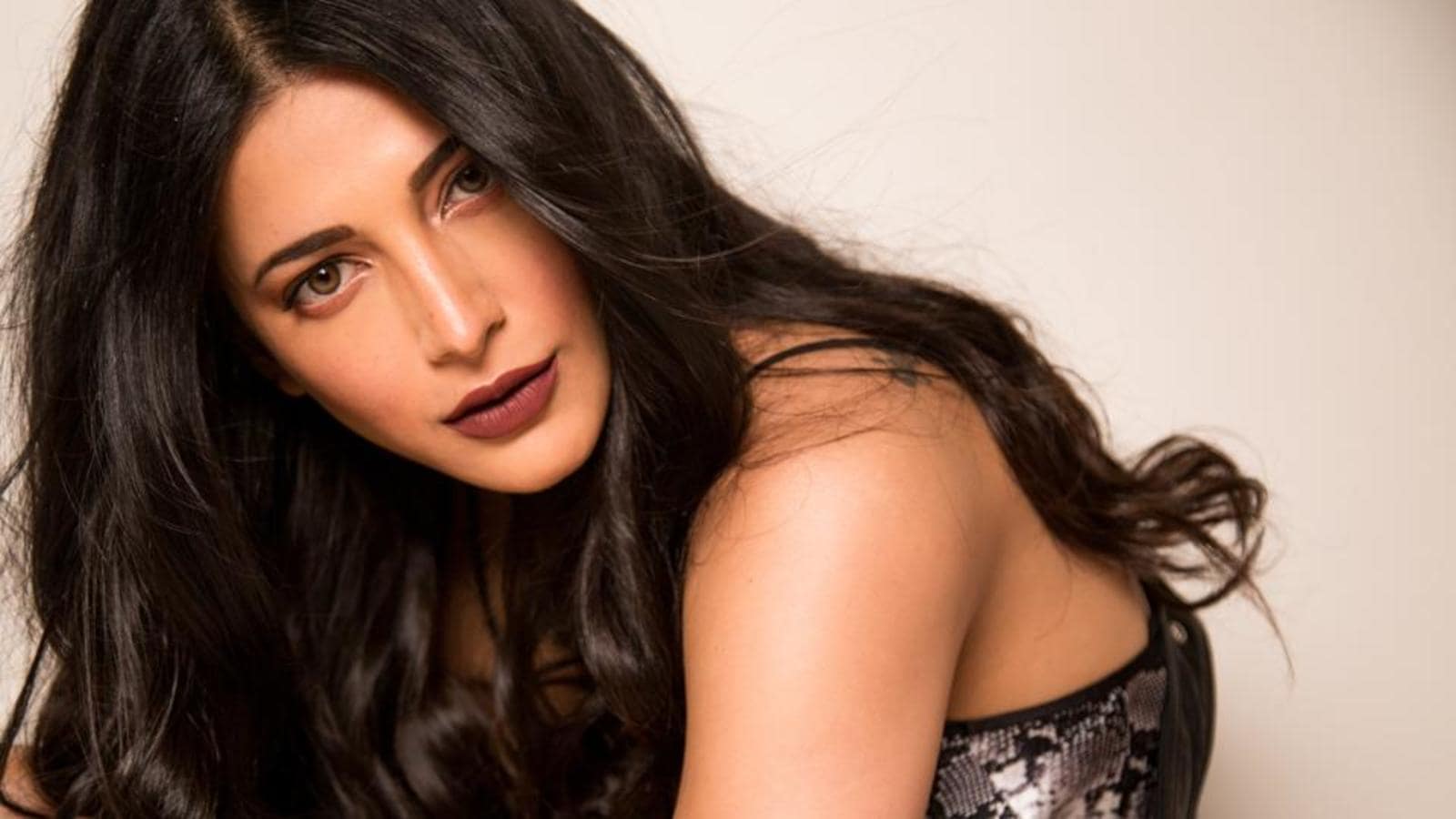 Shruti Hasan Xxnx - Shruti Haasan: I don't have daddy or mommy helping me, I pay my own bills,  so I have no choice but to get back to work when it resumes | Bollywood -
