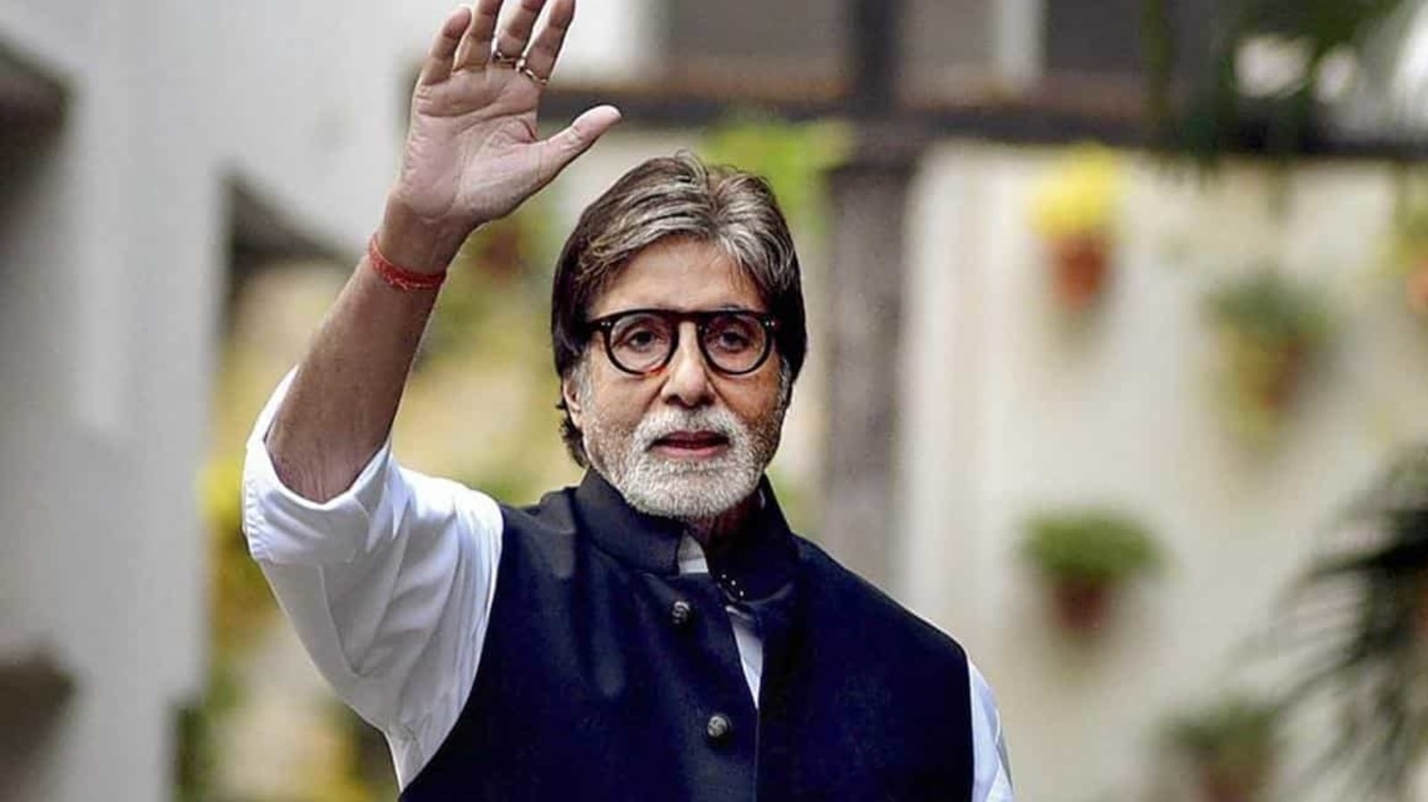 Amitabh Bachchan shuts down 'everyday abuse', lists down all his charitable efforts, says it's 'embarrassing' - Hindustan Times