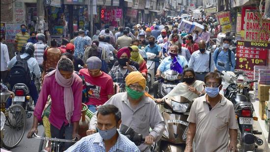 Showing scant regard for social distancing norms, residents thronged Chaura Bazaar in Ludhiana on Monday. (Harsimar Pal Singh/HT) Showing scant regard for social distancing norms, residents thronged Chaura Bazaar in Ludhiana on Monday. (Harsimar Pal Singh/HT)