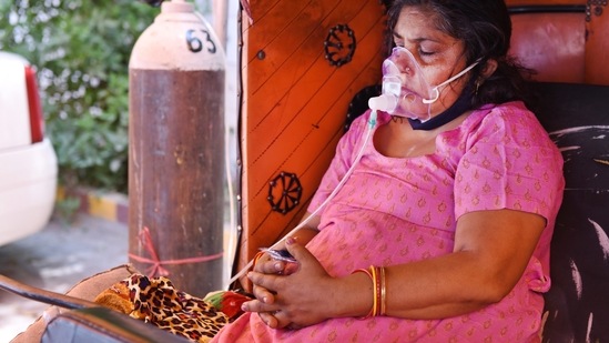 A Covid-19 patient breathes with oxygen support during a community service drive by Gurdwara Damdama Sahib in New Delhi on May 6. Delhi recorded 13,336 new Covid-19 cases on May 9, the fewest in a day since April 12, as the test positivity rate also continued its steady drop, falling to 21.67%, the lowest since April 16.(Ajay Aggarwal / HT Photo)