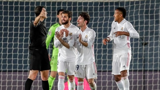 Real Madrid players argue with the referee during the Spanish La Liga soccer match between Real Madrid and Sevilla.(AP)