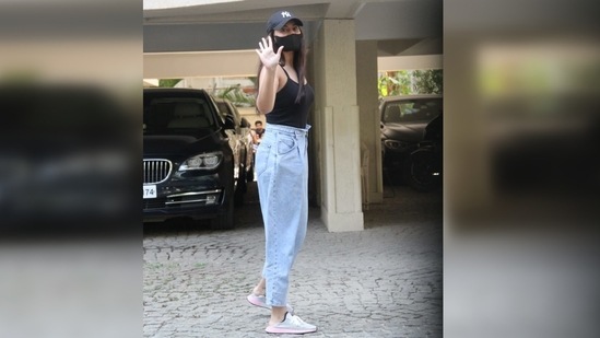 For her outing, the Kalank actor opted for the classic black and blue combo. (Varinder Chawla) For her outing, the Kalank actor opted for the classic black and blue combo. (Varinder Chawla)
