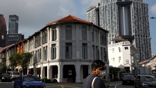 According to Singapore's health ministry guidelines, all people in the island nation aged six and above are required to wear masks as part of the safety measures against Covid-19. REUTERS/Edgar Su (REUTERS)