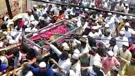 The funeral possession was planned later in the day, which passed through the city and was joined by thousands of followers.(ANI) The funeral possession was planned later in the day, which passed through the city and was joined by thousands of followers.(ANI)