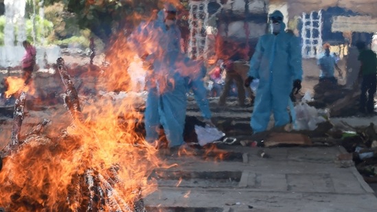 Covid-19 victims being cremated at Nigambodh Ghat cremation ground in New Delhi on May 9. The fatality numbers also dropped below the 300 mark for the first time in 18 days, as 273 more people died of the infection on May 9.(Atul Yadav / PTI)