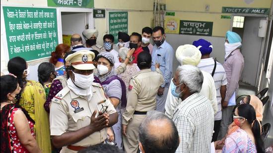 Police urging people to maintain discipline at a vaccination centre in Amritsar on Monday. (Sameer Sehgal/HT) Police urging people to maintain discipline at a vaccination centre in Amritsar on Monday. (Sameer Sehgal/HT)