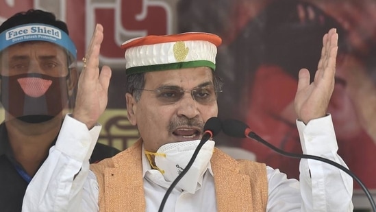 The senior Congress leader termed that the coronavirus pandemic in country grave and said there is a need to find a national solution to handle the issue.(PTI) The senior Congress leader termed that the coronavirus pandemic in country grave and said there is a need to find a national solution to handle the issue.(PTI)