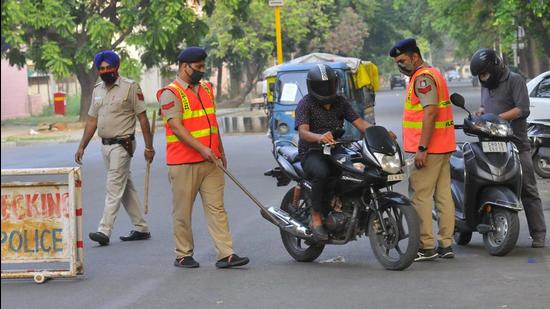 Police personnel challaning commuters venturing out after 6pm, when the night curfew starts, in Sector 32, Chandigarh on Monday. Public movement is prohibited between 6pm and 5am. (Keshav Singh/HT) Police personnel challaning commuters venturing out after 6pm, when the night curfew starts, in Sector 32, Chandigarh on Monday. Public movement is prohibited between 6pm and 5am. (Keshav Singh/HT)