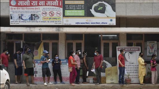 People registering for Covid-19 vaccination at Sector 51 Urban Primary Helth Centre, Tigra, in Gurugram. (Vipin Kumar /HT file)