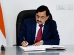 Sushil Chandra takes charge as the 24th Chief Election Commissioner (CEC) of India, in New Delhi. Sushil Chandra takes charge as the 24th Chief Election Commissioner (CEC) of India, in New Delhi.