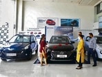 Showroom sales of passenger vehicles fell 25.3% sequentially to 208,883 units during April.