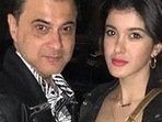 Shanaya Kapoor poses with dad Sanjay Kapoor. Shanaya Kapoor poses with dad Sanjay Kapoor.