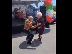 The image shows the elderly couple dancing.(Twitter@fred035schultz)