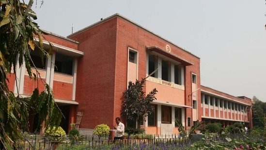 A view Of Hansraj College building in Delhi University. The letter has also been sent to Deputy CM Manish Sisodia, Health Minister Satyendar Jain and some officials.(HT file photo)