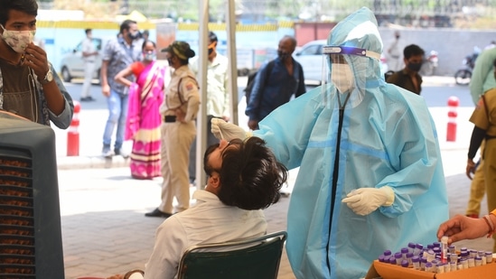 People being tested for Covid-19 during a random testing drive at Anand Vihar Bus Terminal, in New Delhi on May 10. There were 12,651 new cases of Covid-19 reported in Delhi on May 10, the lowest since April 12, and the test positivity rate dipped below 20% for the first time since April 14 as more indications emerged of the Capital having been able to arrest to some degree the fourth wave of the coronavirus outbreak.(Raj K Raj / HT Photo)