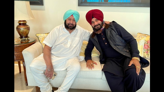 Punjab chief minister Captain Amarinder Singh with former cabinet minister Navjot Singh Sidhu. (ANI)