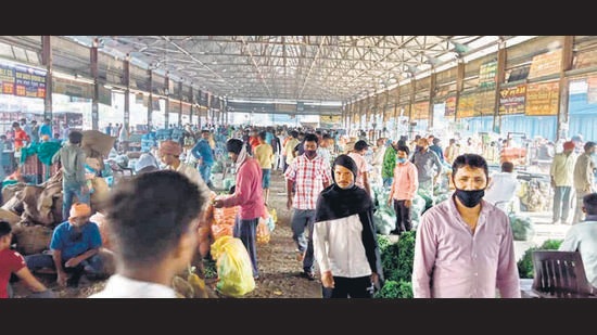 The rush at the vegetable market near Jalandhar bypass in Ludhiana on Wednesday. (HT PHOTO) The rush at the vegetable market near Jalandhar bypass in Ludhiana on Wednesday. (HT PHOTO)