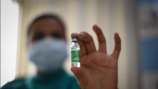 A predictable supply will allow states to take vaccines closer and faster to the people rather than passively wait for them. A radically modified policy can even lead to a fully vaccinated population by year-end (Sanchit Khanna/HT PHOTO)