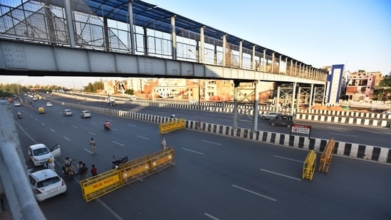 “The state has also encouraged it (letting down of guard by citizens). We have had elections..We have had melas,” the bench said. In picture - Police personnel during the weekend curfew in Delhi.(HT Photo )