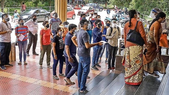 Beneficiaries queue up to get vaccinated, at a hospital in Bengaluru on Tuesday.(PTI) Beneficiaries queue up to get vaccinated, at a hospital in Bengaluru on Tuesday.(PTI)