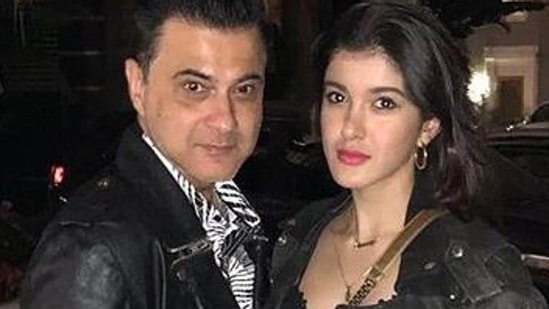 Shanaya Kapoor poses with dad Sanjay Kapoor.