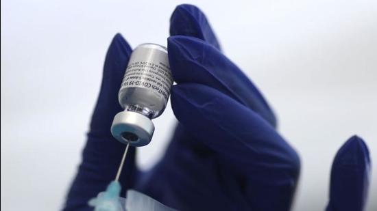 A healthcare worker prepares a Pfizer coronavirus disease vaccination in Los Angeles, US. (File photo)