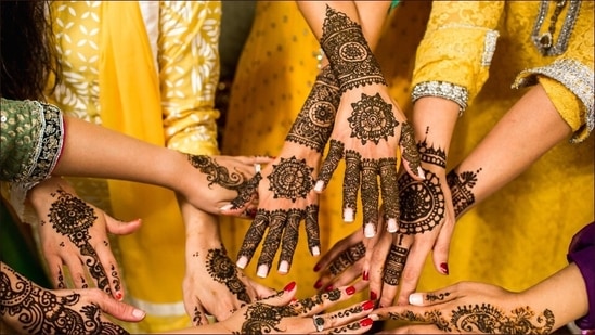 Mehndi designs for Eid-ul-Fitr 2021: Latest trendy henna art, DIY Arabic  pattern - Hindustan Times