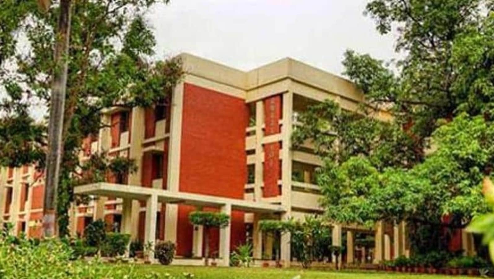 IIT Kanpur's Assistant registrar commits suicide by hanging: Police ...