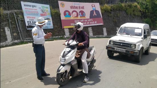 A traffic cop stops a commuter on Wednesday. (Deepak Sansta/HT) A traffic cop stops a commuter on Wednesday. (Deepak Sansta/HT)