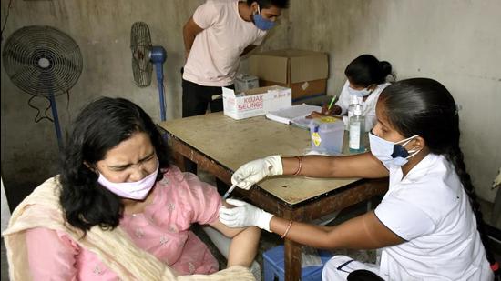 A health worker gives dose of Covid-19 vaccine to 18+ at Gardiner hospital in Patna on Tuesday, May 11. (Santosh Kumar /HT photo) A health worker gives dose of Covid-19 vaccine to 18+ at Gardiner hospital in Patna on Tuesday, May 11. (Santosh Kumar /HT photo)
