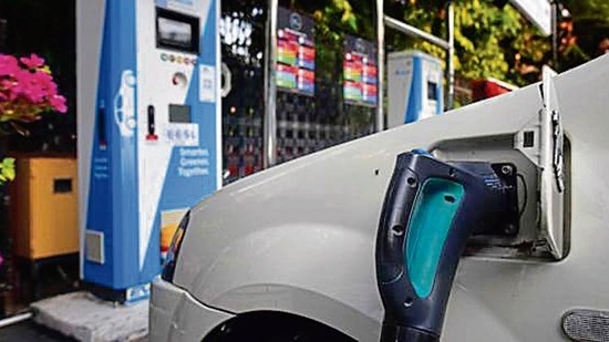 The plan is to set up 50 giga watt hour (GWh) manufacturing capacity for advance chemistry cell batteries by attracting investments totaling ₹45,000 crore, according to the government. (Bloomberg) The plan is to set up 50 giga watt hour (GWh) manufacturing capacity for advance chemistry cell batteries by attracting investments totaling ₹45,000 crore, according to the government. (Bloomberg)