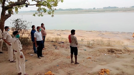 Police personnel looking buried in the ground dead bodies were found Mahadev Ghat on the banks of river Ganga in Chausa village, in Buxar,(PTI) Police personnel looking buried in the ground dead bodies were found Mahadev Ghat on the banks of river Ganga in Chausa village, in Buxar,(PTI)