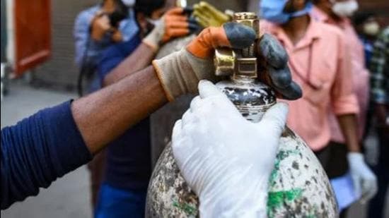 After an SOS call, five metric tonnes of liquid oxygen were sent from Hoshiarpur to hospitals in Amritsar early on Wednesday. (HT Photo) After an SOS call, five metric tonnes of liquid oxygen were sent from Hoshiarpur to hospitals in Amritsar early on Wednesday. (HT Photo)