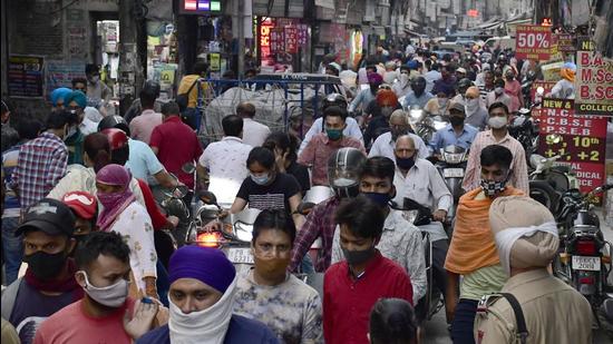 Social distancing went for a toss as shoppers flocked to Chaura Bazaar in huge numbers during the relaxed hours of the curfew in Ludhiana on Wednesday. (Harsimar Pal Singh/HT) Social distancing went for a toss as shoppers flocked to Chaura Bazaar in huge numbers during the relaxed hours of the curfew in Ludhiana on Wednesday. (Harsimar Pal Singh/HT)