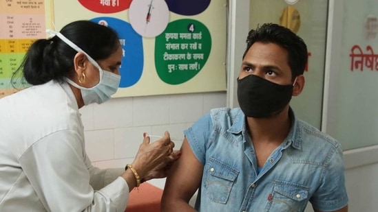 A health worker vaccinating a man against Covid-19, at Government Primary Health Center Bani Park, in Jaipur, Rajasthan.(Himanshu Vyas/HT file photo) A health worker vaccinating a man against Covid-19, at Government Primary Health Center Bani Park, in Jaipur, Rajasthan.(Himanshu Vyas/HT file photo)