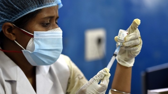 A health worker prepares a dose of Covaxin, at Govt school. (Arvind Yadav/HT PHOTO) A health worker prepares a dose of Covaxin, at Govt school. (Arvind Yadav/HT PHOTO)