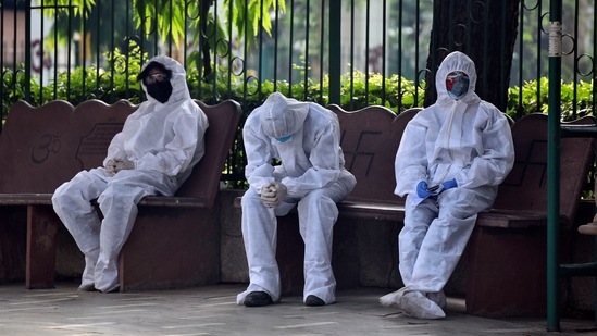 Relatives of a Covid-19 victim during the last rites at Lodi Road crematorium, in New Delhi, (Sanjeev Verma/HT PHOTO) Relatives of a Covid-19 victim during the last rites at Lodi Road crematorium, in New Delhi, (Sanjeev Verma/HT PHOTO)