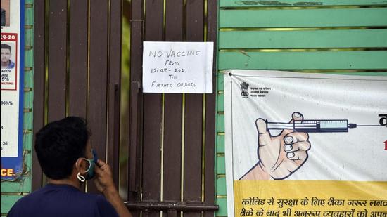 A notice saying ‘no vaccine’ at a vaccination centre at Shaheed Hemu Kalani Sarvodaya Bal Vidyalaya, Lajpat Nagar, New Delhi on Wednesday, May 12. (Sanjeev Verma/HT photo) A notice saying ‘no vaccine’ at a vaccination centre at Shaheed Hemu Kalani Sarvodaya Bal Vidyalaya, Lajpat Nagar, New Delhi on Wednesday, May 12. (Sanjeev Verma/HT photo)