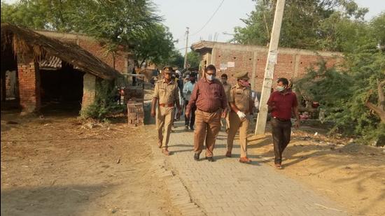 Police and district administration team with health workers urge locals to go for voluntary testing and vaccination for Covid in Mauaima gram panchayat area. (HT photo)