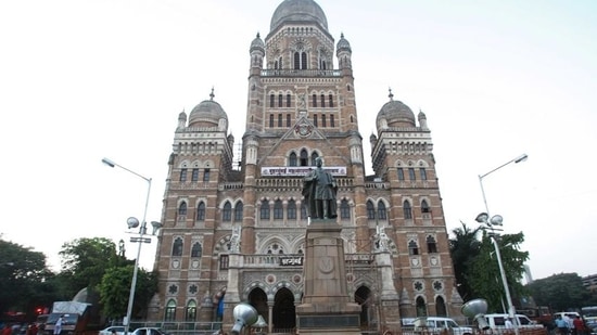 The BMC on Wednesday floated a global tender for procuring 1 crore doses of Covid-19 vaccines for the citizens of Mumbai. (HT FILE) (HT_PRINT) The BMC on Wednesday floated a global tender for procuring 1 crore doses of Covid-19 vaccines for the citizens of Mumbai. (HT FILE) (HT_PRINT)